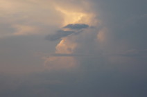 Облако, напоминающее хвостовую часть самолёта