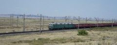 Электровоз ВЛ80 с грузовым поездом