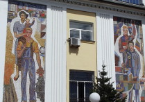 Старое здание вокзала украшено картинами из СССР