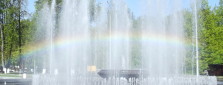фонтан украсила радуга