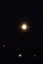 Полная луна и земные огни