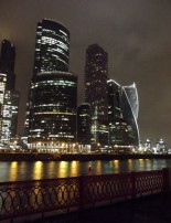 На другом берегу – деловой центр Москва-Сити
