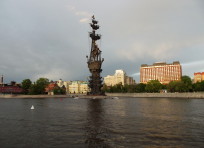 Москва-река. Памятник Петру Первому